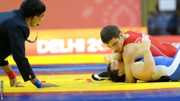 Myroslav Dykun (red) winning Commonwealth Gold in 2010