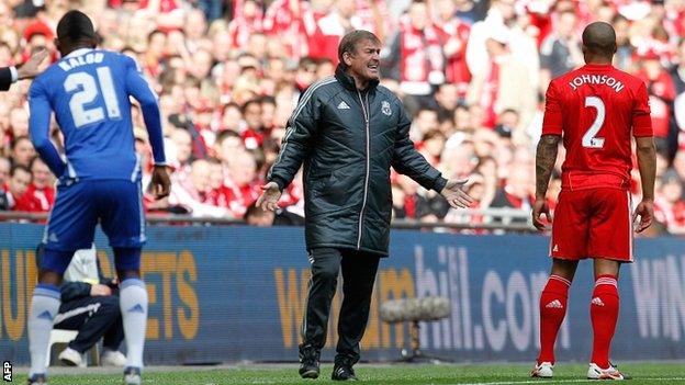 Kenny Dalglish (centre) talks tactics with Glen Johnson