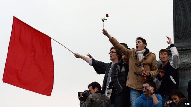 Hollande supporters at the Bastille in Paris (6 May 2012)