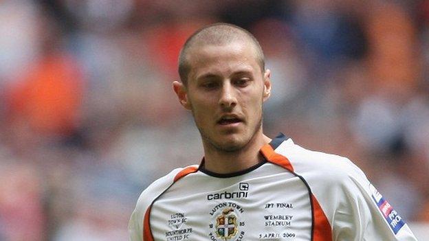 Rossi Jarvis extends Cambridge United contract - BBC Sport