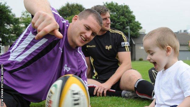 Ian Evans entertains on an Ospreys community visit