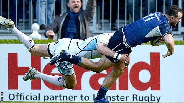 Dave Kearney goes over for Leinster's try despite the best efforts of Peter Murchie