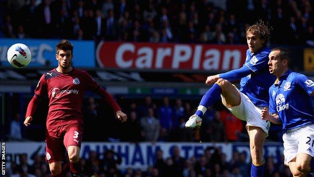 Everton striker Nikica Jelavic (c) scores against Newcastle