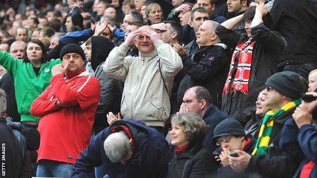 Manchester United fans react to news from Manchester City