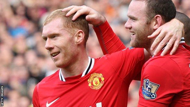 Paul Scholes agrees to play on at Manchester United