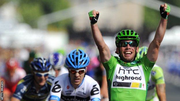 Britain"s Mark Cavendish (R) celebrates on the finish line on the famous Champs-Elysees avenue and last stage of the 2011 Tour de France