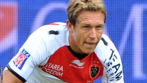 Jonny Wilkinson lines up a kick for Toulon