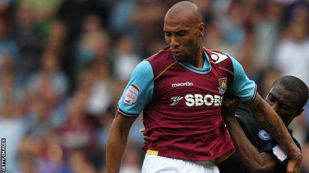 West Ham striker John Carew to leave the club