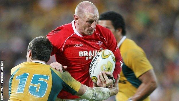 Gareth Thomas takes on Australia in 2007