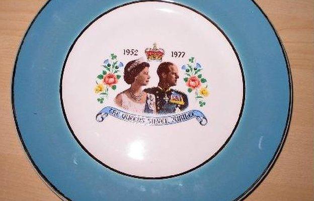 Silver Jubilee plate with profile pictures of the Queen and Prince Philip