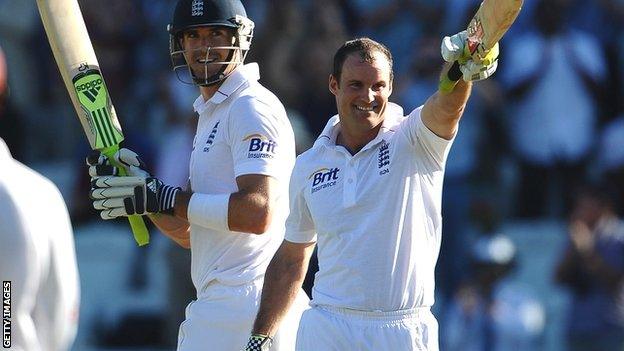 Kevin Pietersen looks on as captain Andrew Strauss salutes the crowd