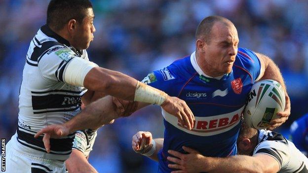 Rhys Lovegrove (C) of Hull KR pulls away from Willie Manu (L)