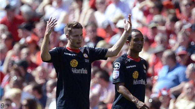 Nick Powell (l) celebrates