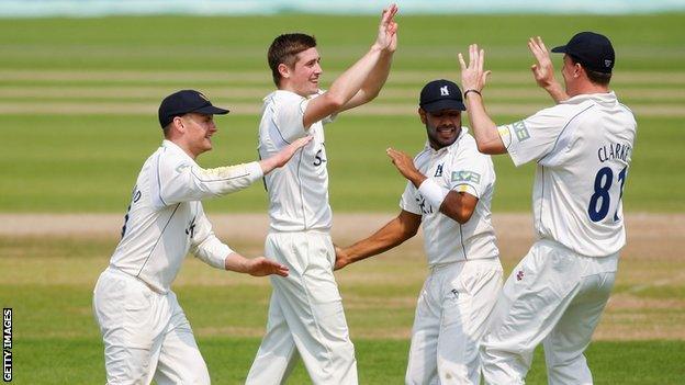 Warwickshire celebrate a wicket