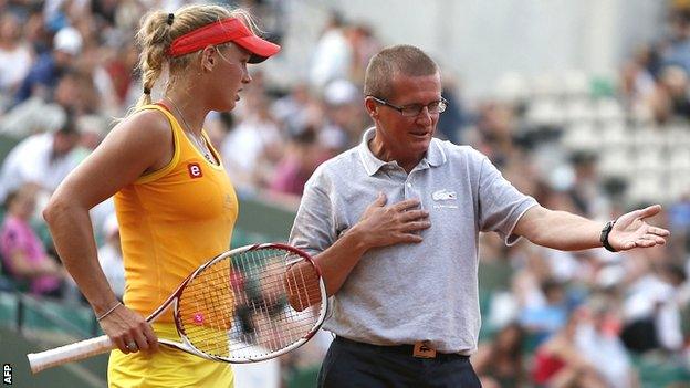 Caroline Wozniacki and umpire Poncho Ayala