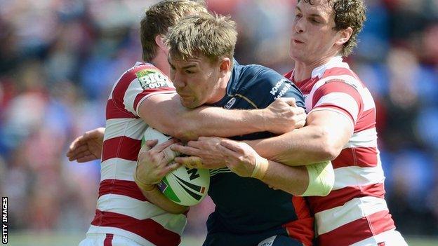 Michael Shenton (centre) playing against Wigan