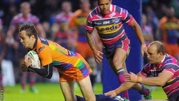 Warrington v Leeds - Gareth O'Brien crosses for try