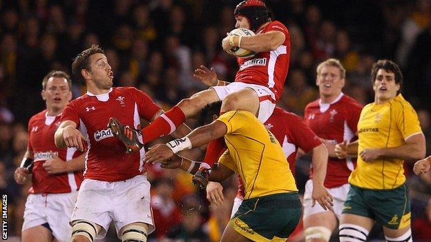 Cooper Vuna challenges Leigh Halfpenny