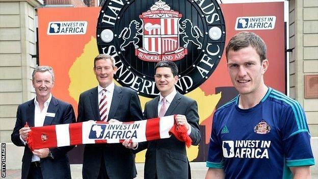 (L-R) Aidan Heavey, CEO Tullow Oil plc, Ellis Short, Chairman Sunderland AFC, David Milliband, Vice-Chairman Sunderland AFC and Sunderland player Craig Gardner at the launch of the deal