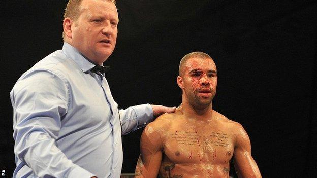 Rendall Munroe (right) and referee Howard Foster