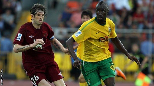 Lacina Traore (R)