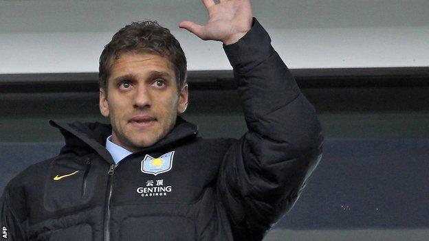 Stiliyan Petrov acknowledges the Aston Villa fans