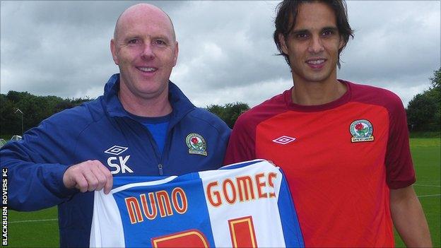 Steve Kean (l) presents Nuno Gomes with his Blackburn Rovers shirt