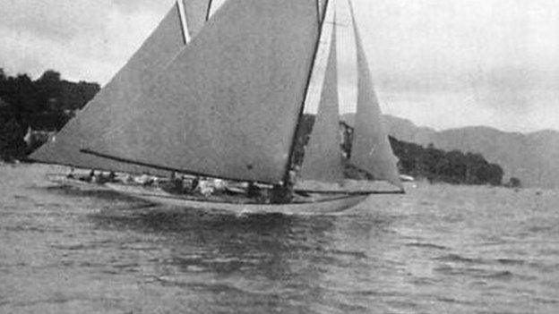 Hera and Mouchette racing on the Clyde