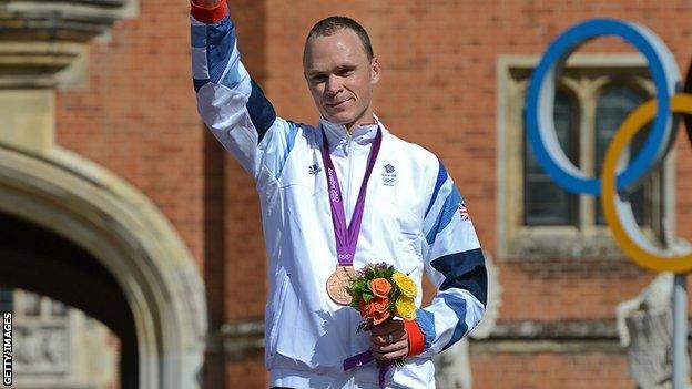 Chris Froome on prodium with bronze medal