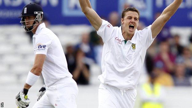 Morne Morkel appeals for lbw against Kevin Pietersen