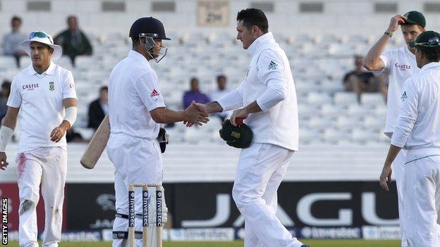 Graeme Smith shakes hands with Jonathan Trott