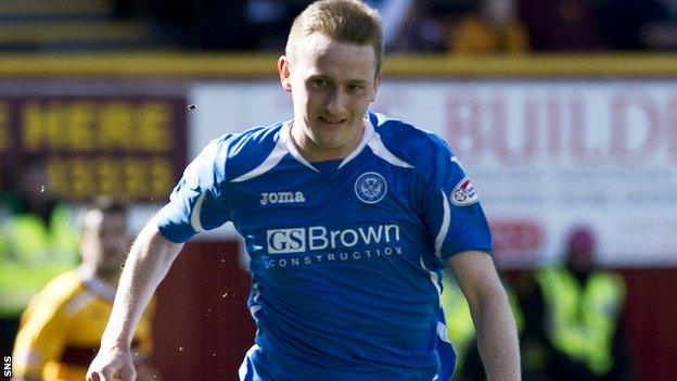 Derek Riordan in action for St Johnstone