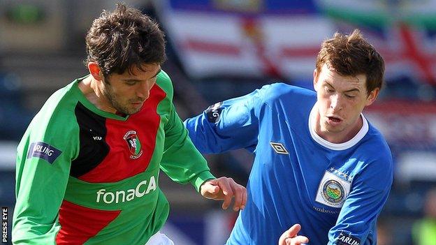 Glentoran's Stephen Carson and Linfield's Billy Joe Burns