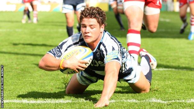 Harry Robinson scoring the Blues' try