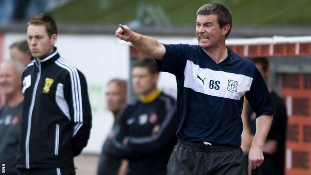 Dundee manager Barry Smith