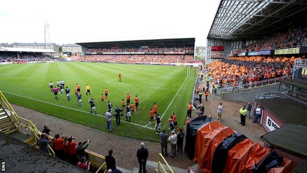 A sell-out crowd greets the two city rivals at Tannadice