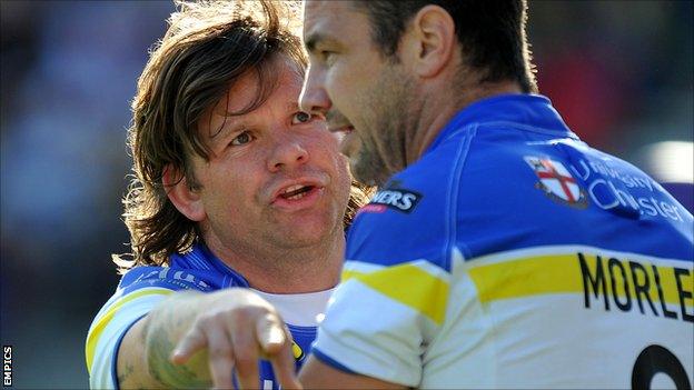 Lee Briers (l) in discussions with Warrington Wolves team-mate Adrian Morley