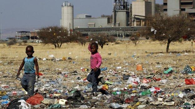 Children play in a dump near the Lonmin-owned mine hit by violence (21 August 2012)