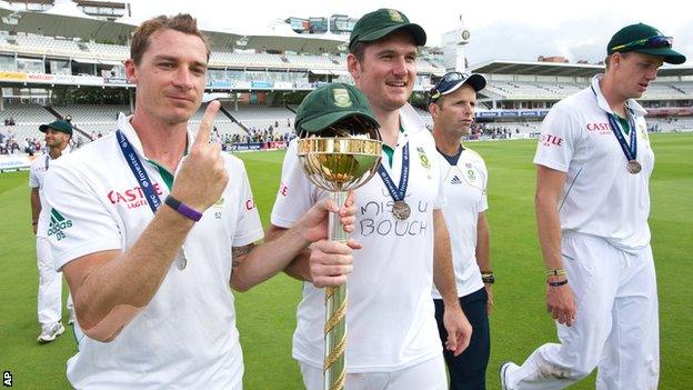 Dale Steyn and Graeme Smith with the ICC mace