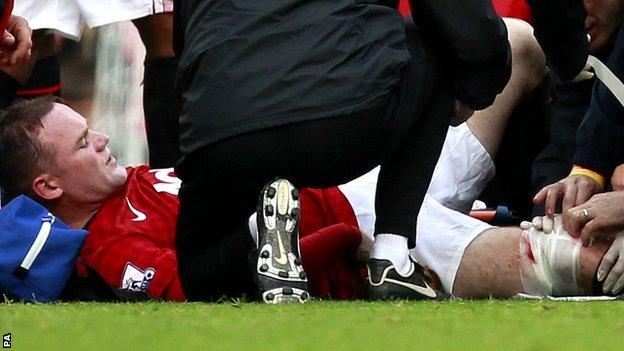 Wayne Rooney has knee bandaged