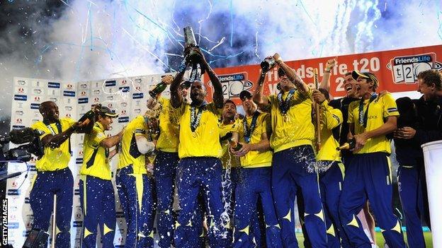 Dmitri Mascharenas lifts the FL t20 trophy