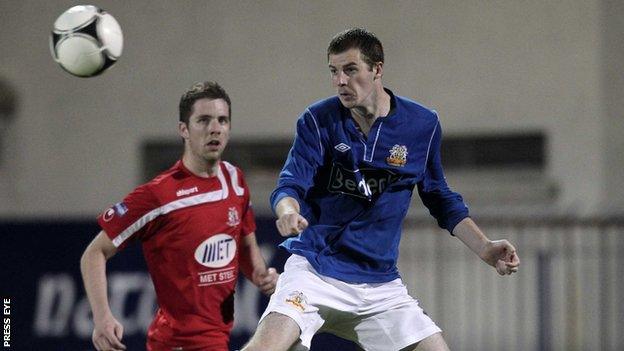 Portadown's Richard Leckey in action against Sean McCashin of Glenavon