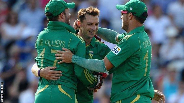 South Africa celebrate an England wicket