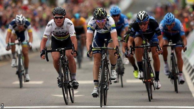 Mark Cavendish (left) is beaten by Leigh Howard