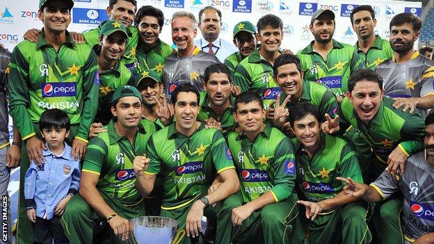 Pakistan celebrate with the Twenty20 series trophy