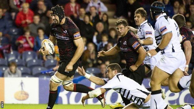 Sean Cox scores a try for Edinburgh against Zebre