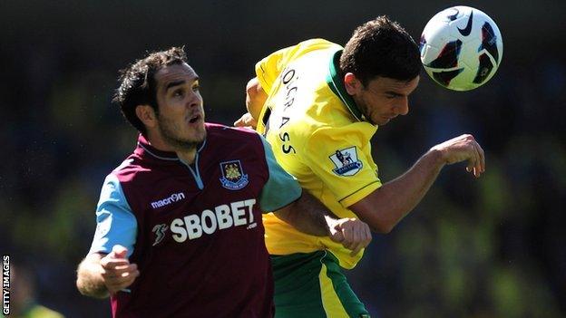 Joey O'Brien tangles with Robert Snodgrass