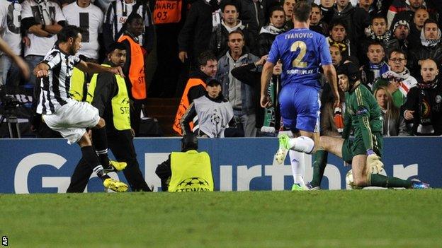 Juventus' Fabio Quagliarella scores pass Chelsea's goalkeeper Petr Cech