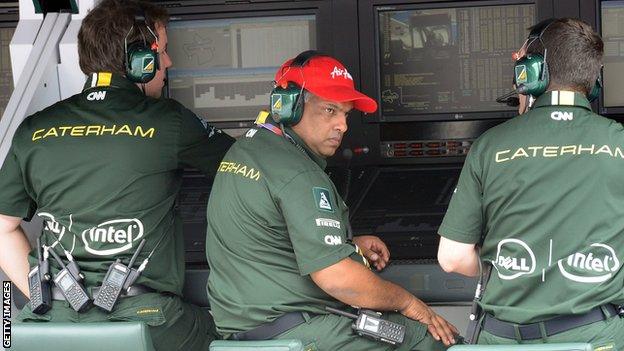 Tony Fernandes (middle)