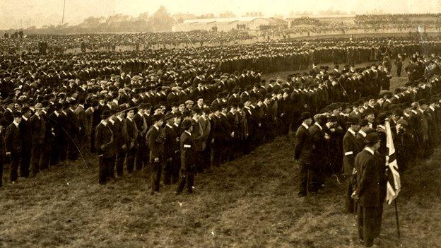 thousands of Ulster Volunteers line up to defend Ulster